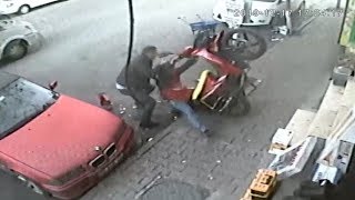 Şaha kalkan motosikletin ortalığı birbirine kattığı anlar kamerada