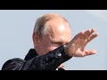 Путин показал как правильно здороваться и кинул зигу!