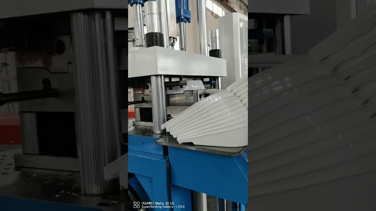 plastic dustpan with pe liner attached two color making vertical injection molding machine