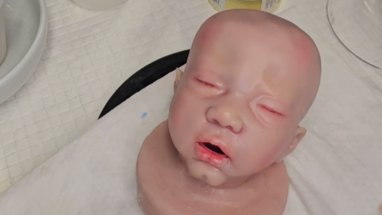 Como Pintar Silicone: Airbrush, Pincel e Esponja na Escultura de Moriane Perez Cordero 