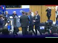 Videón, ahogy beszabadult egy DK-s önkormányzati képviselő Orbán strasbourgi sajtótájékoztatójára