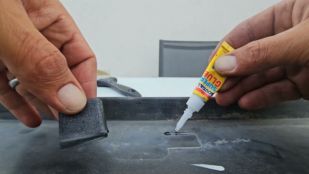 Réparer un cache plastique avec Super Glue + ingrédient mystère ? Réparation plastique INCASSABLE ✅️
