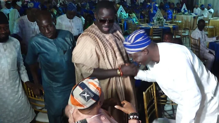 SEE HOW MR LATIN BOW TO GREET TAIWO HASSAN(OGOGO)AS HE STORM HIS COLLEAGUE ABBEY LANRE 60TH BIRTHDAY