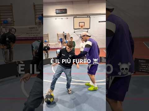 Ma perché NON SI ARRENDE?! 😂☠️ Ha fatto finta di niente due volte.. #calcio #1vs1