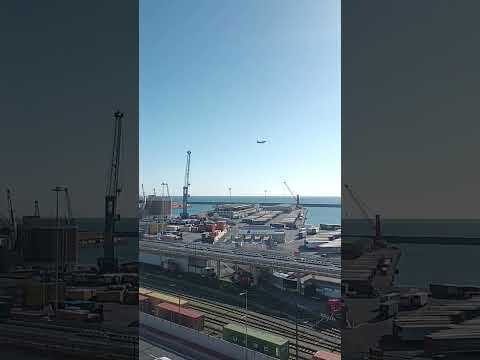 لحضة هبوط إحدى الطائرات السياحية مرورا فوق الميناء بمدينة جينوا الايطالية