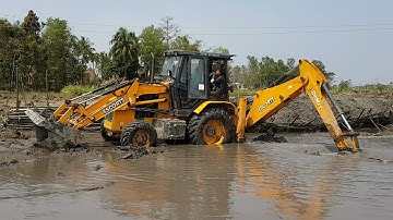 Lazy Driver in Escorts Dozer - JCB - Dozer Taking Out Mud From Pound