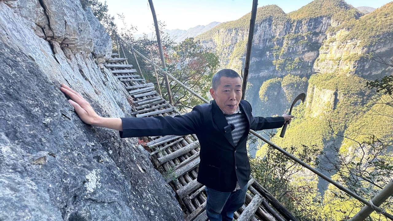 История жителя провинции Хубэй, выдолбившего пешеходную дорожку в скале, поистине трогательна.