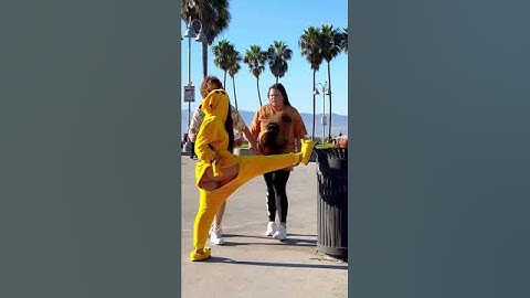 Why did she push me? AM I INTERFERING WITH WHOM?🤦🏻‍♀️🙁LA ELVÍRA #shorts