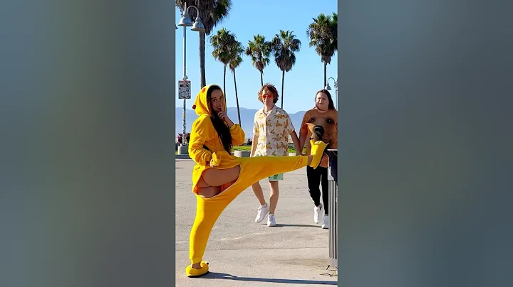 Why did she push me? AM I INTERFERING WITH WHOM?🤦🏻‍♀️🙁LA ELVÍRA #shorts