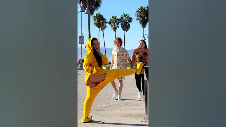 Why did she push me? AM I INTERFERING WITH WHOM?🤦🏻‍♀️🙁LA ELVÍRA #shorts