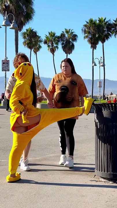 Why did she push me? AM I INTERFERING WITH WHOM?🤦🏻♀️🙁LA ELVÍRA #shorts