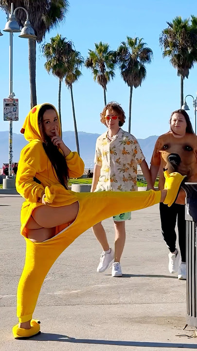 Why did she push me? AM I INTERFERING WITH WHOM?🤦🏻♀️🙁LA ELVÍRA #shorts