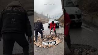 Aksi heroik perbaiki jalan yang rusak #shorts #faktaunik #aksiheroik
