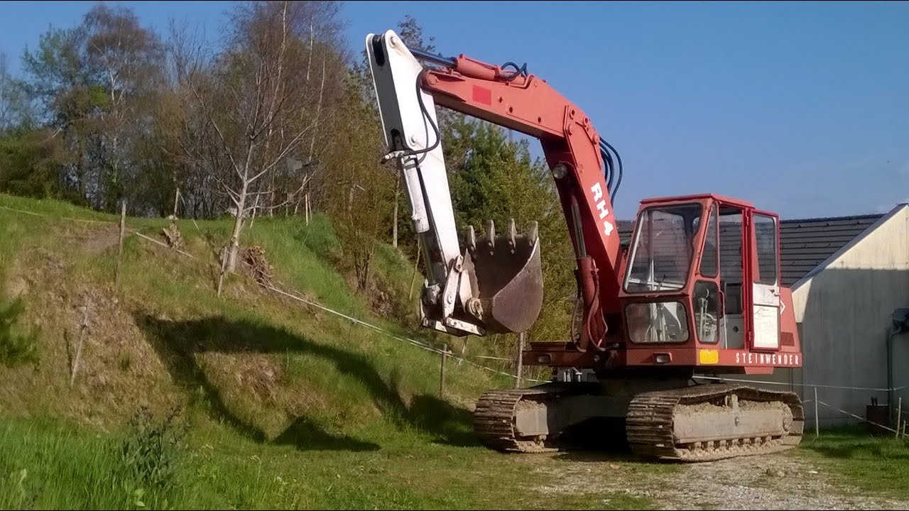 Waldweg planieren mit O&K RH4