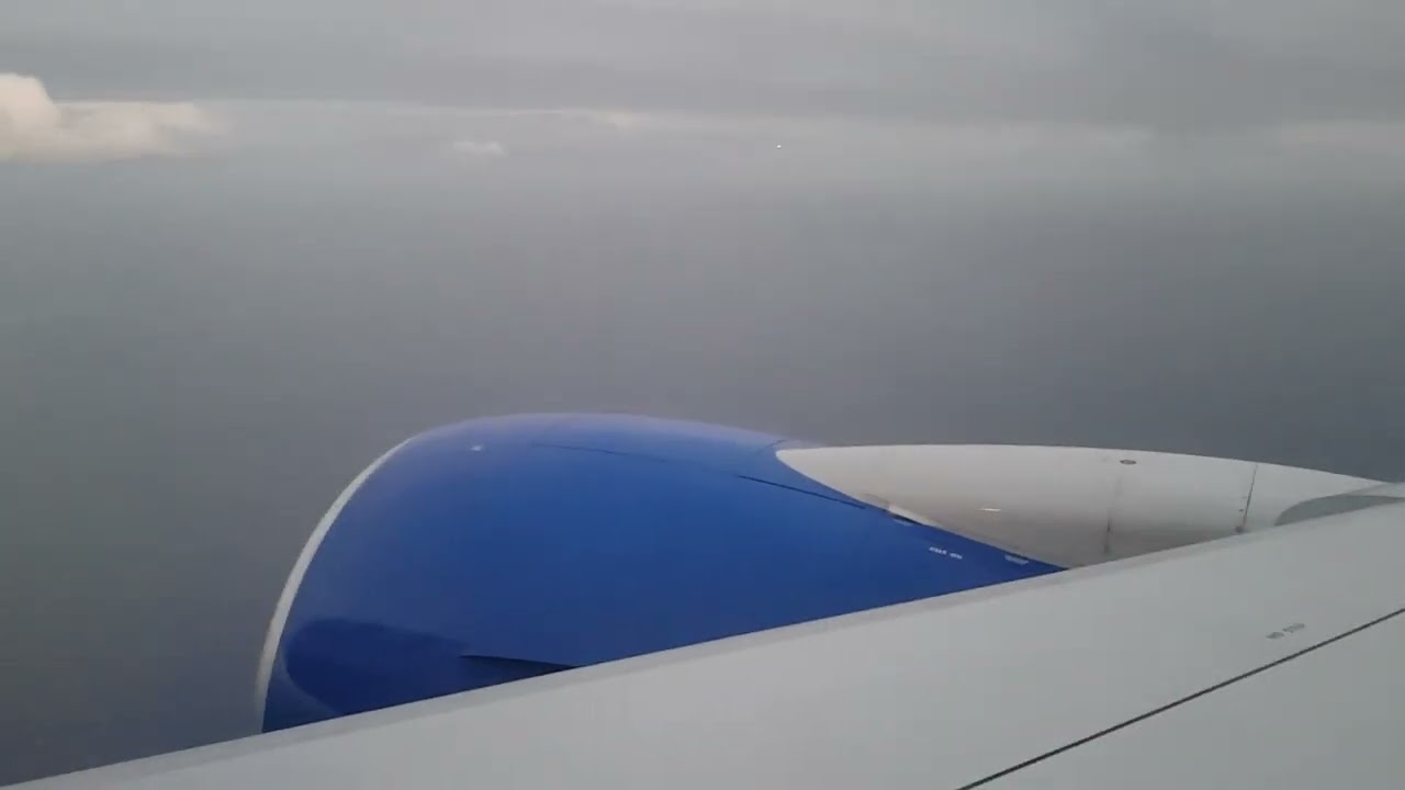 United Airlines B777-222 Landing Honolulu HNL Runway 08L