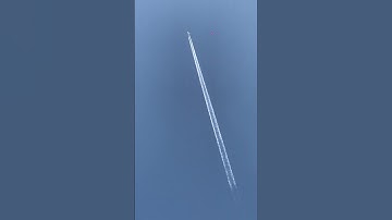Airplane  leave White trail in the sky #shrts #shorts  #shortsvideo #whitesmokeplane