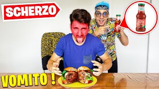 TROLLO un MIO AMICO con IL PANINO PICCANTE e VOMITA (100% NO CLICKBAIT)