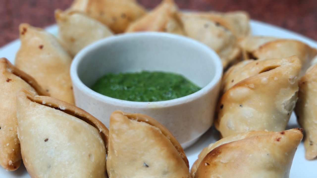 Crispy Halwai style samosa #perfect street style recipe #saritadubeykitchen 