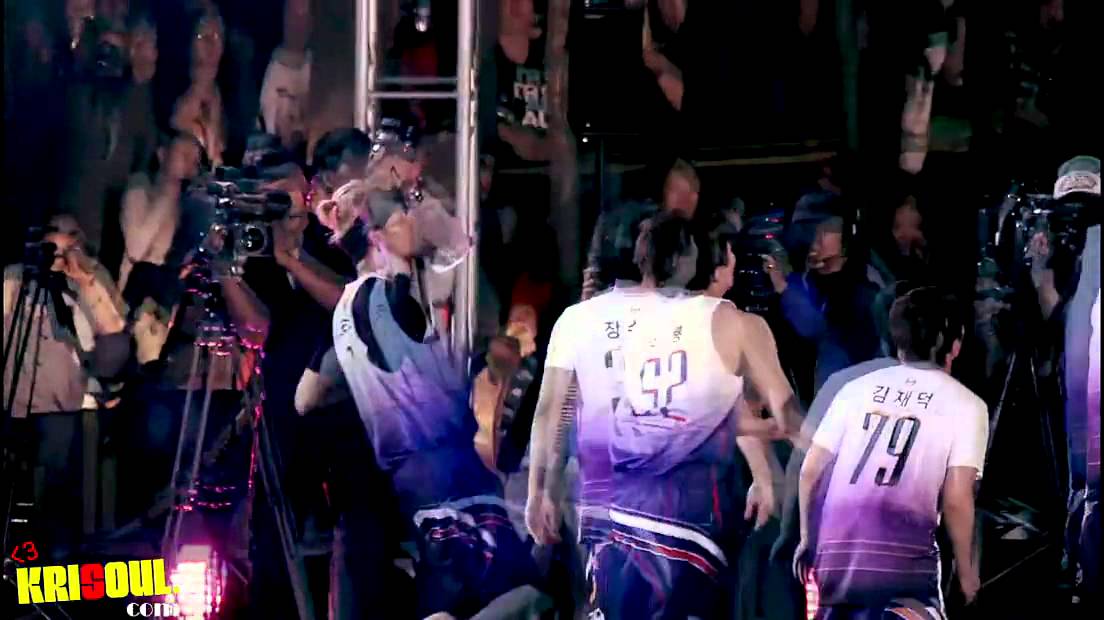 131013 Dream Team Kris play basketball