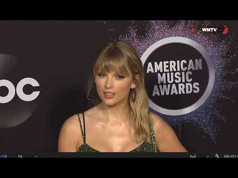 Taylor Swift Arrives At 2019 American Music Awards Red Carpet