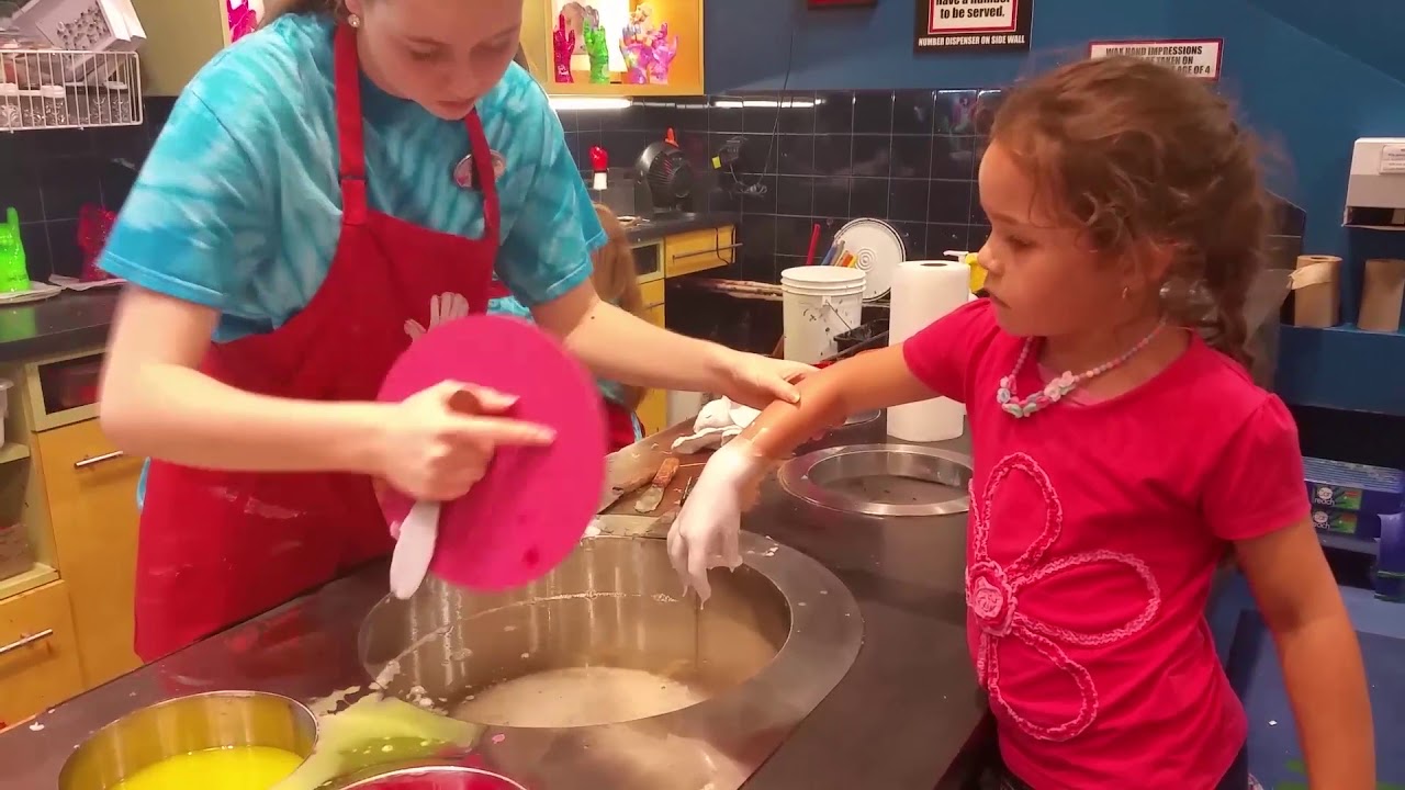 Main de cire à Niagara falls Wax hand in Niagara falls YouTube