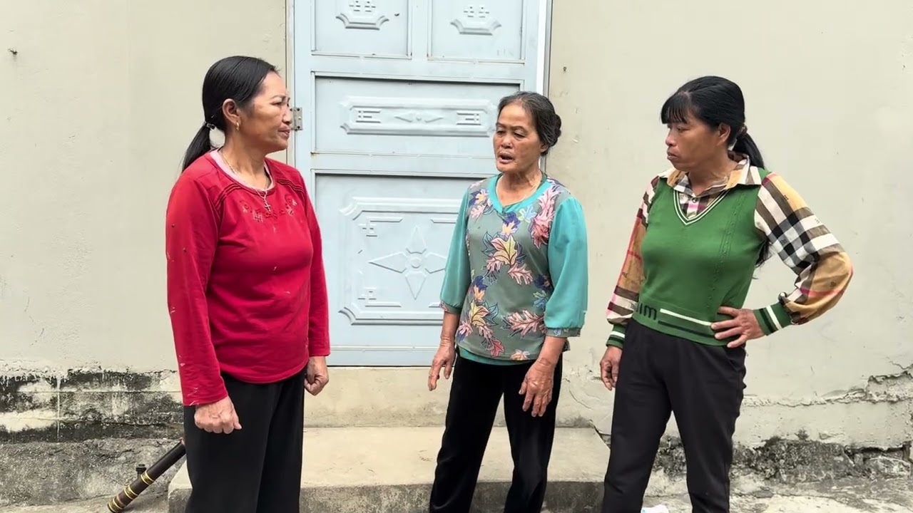 Bà giúp chúng tôi với.con nhâm nó làm thật rồi tôi cũng không giúp được hai bà đâu 