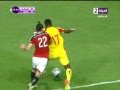 باسم مرسي يضرب لاعب غينيا بالــ " شلوط " .. شاهد رد فعل لاعب غينيا