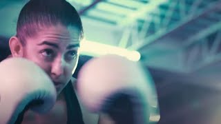 Звуки бокса Workout sounds. Boxer girl punching on a pear in the gym