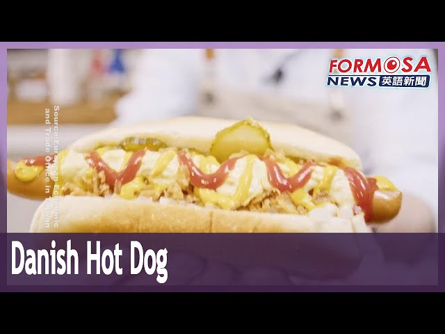 Diplomat teaches how to make a Danish hot dog