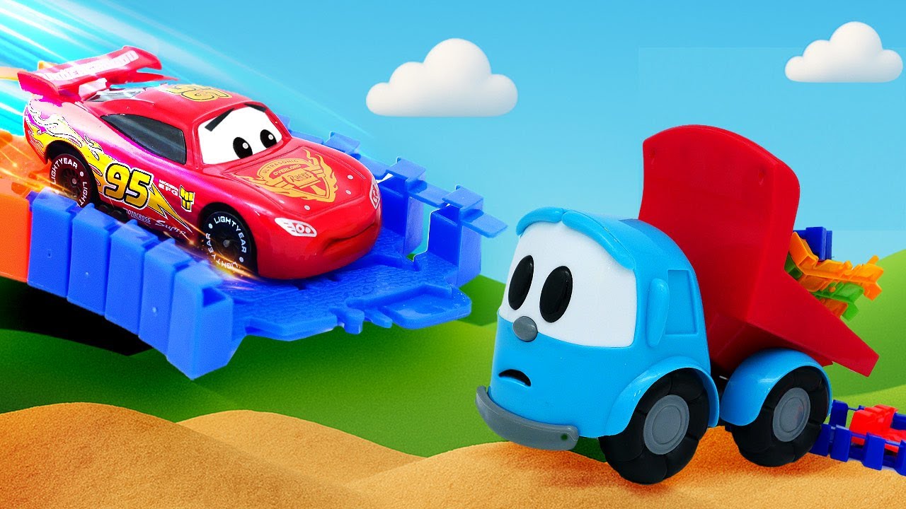 O carro de corrida consegue treinar? Léo, o caminhão, achou uma peça da pista de corrida na areia!