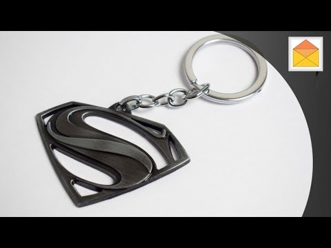 superman-dc-comics-metal-keychain-v03-in-hand-review