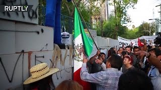 ПРОТЕСТЫ В США! Стена из коробок в Мехико напротив Американского посольства!