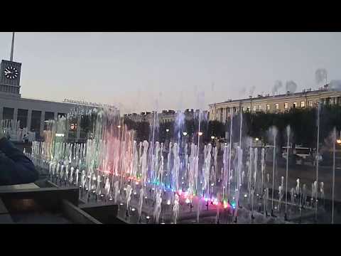 Музыкально-световые фонтаны на площади Ленина в Санкт Петербурге. - Russia