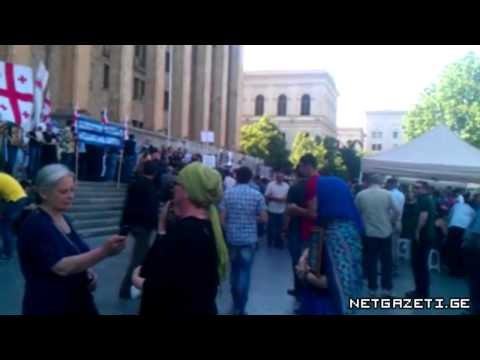 ანტიდისკრიმინაციული კანონის გაპროტესტება პარლამენტის წინ 17 მაისს. 2014 .