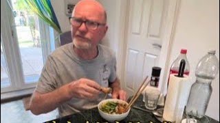 很多人问我说难道中国没有地给你种跑到英国去种地了我有一份稳定而且收入不错的的工作最主要离我家走路不到五分钟养花种菜只是我的业余爱好