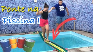 FIZ UMA PONTE DE FITA ADESIVA NA PISCINA