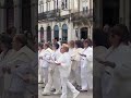 Coimbra, Portugal, lindo coro coletivo: centenas de pessoas vestidas de branco, em marcha pacifista
