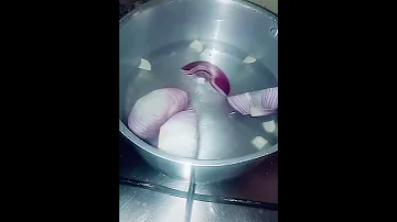 وصفه منع تساقط الشعر وتطويل وتقويه المكوناات بصل متوسطة الحجم حبة الثوم كأس زيت كأس من الماء 