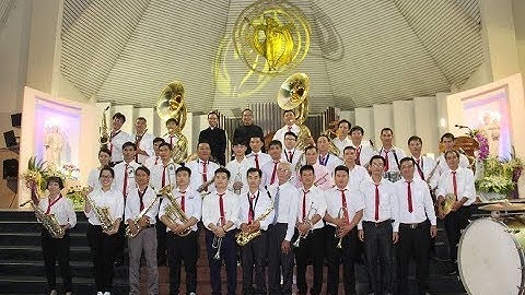 Tung hô Nữ Vương, Mẹ quyền uy cao sang.