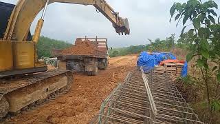 excavator dan dump track memindakan tanah