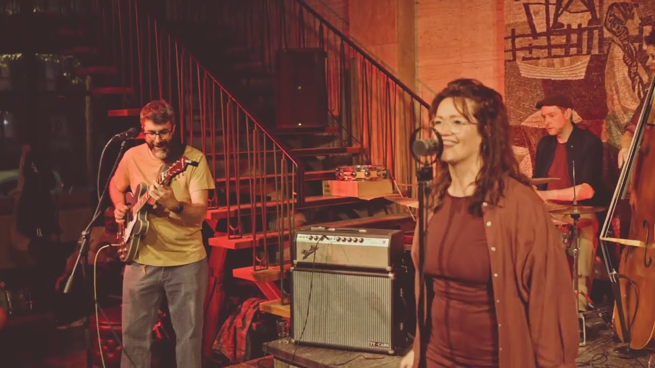 在 YouTube 上觀看「Dizzy Blues - Liquid & Bones live - Amsterdam」