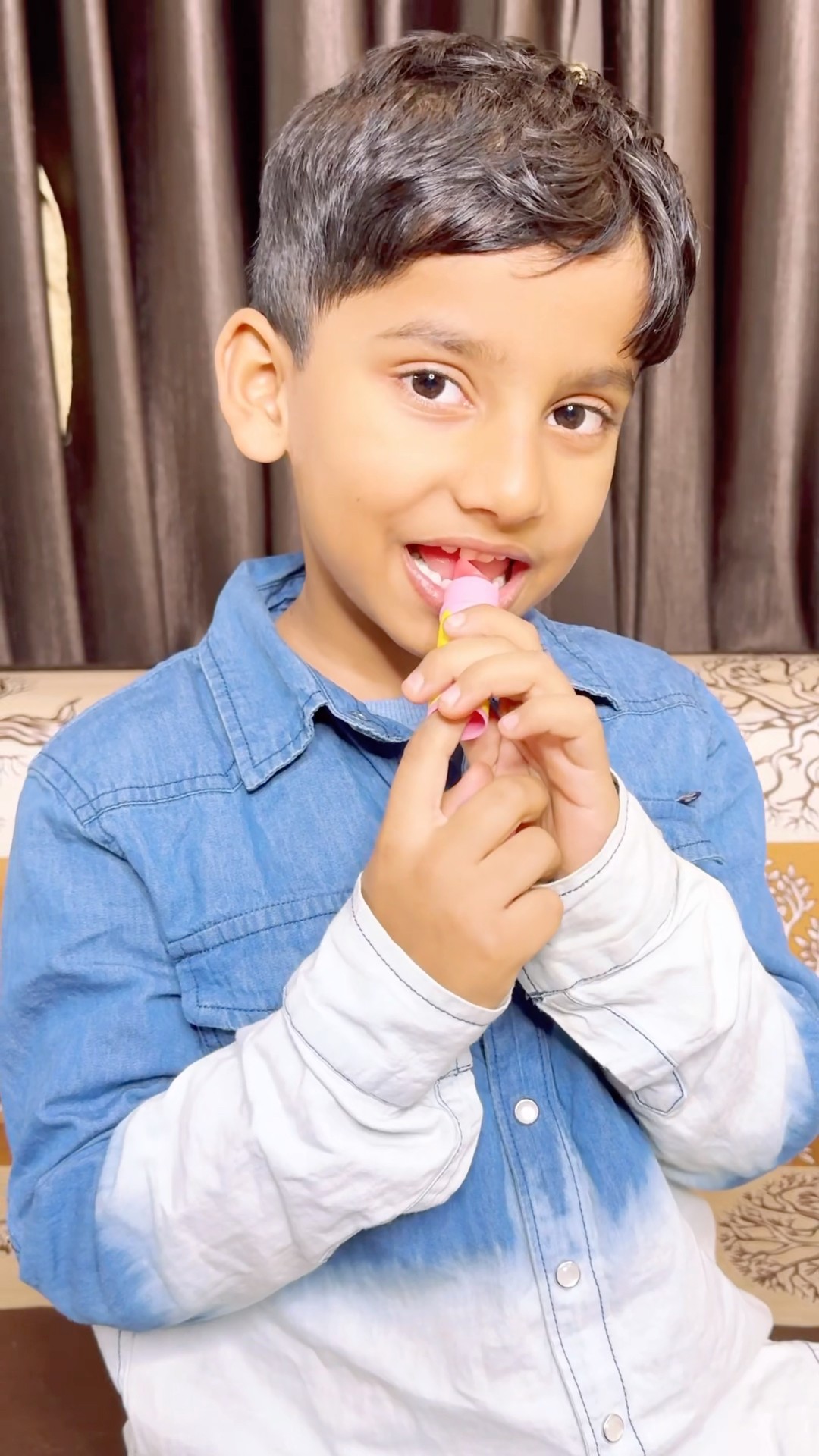 Anant ne mumma ki lipstick ? kha li ?