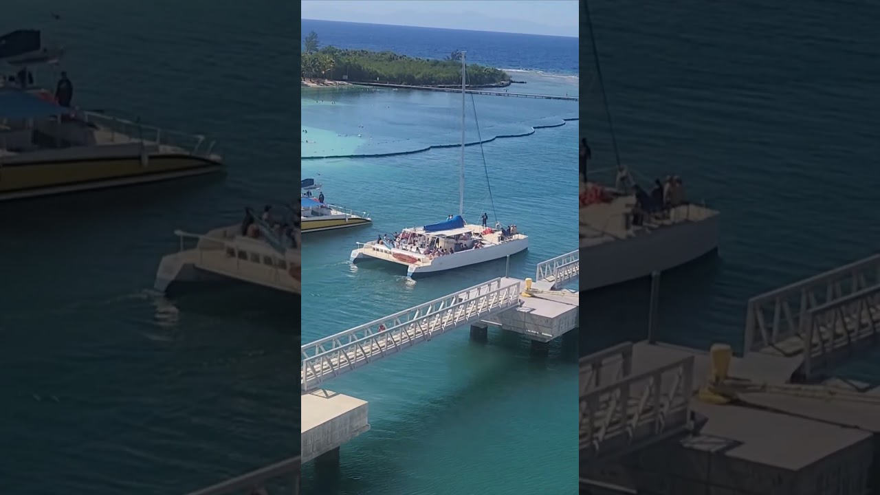 This Water Color Doesn’t Look Real 😱🌊  Roatan Honduras Cruise Ship Pulls In… Then THIS Sails By 😱