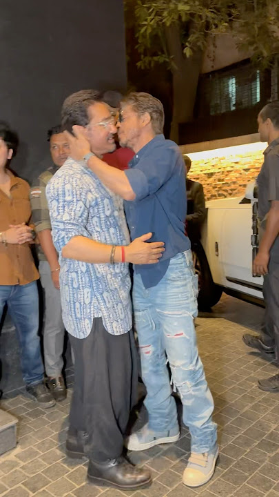 Shahrukh Khan hugs and Kisses Amir Khan At  Screening Of Loveyapa #srk #amirkhan