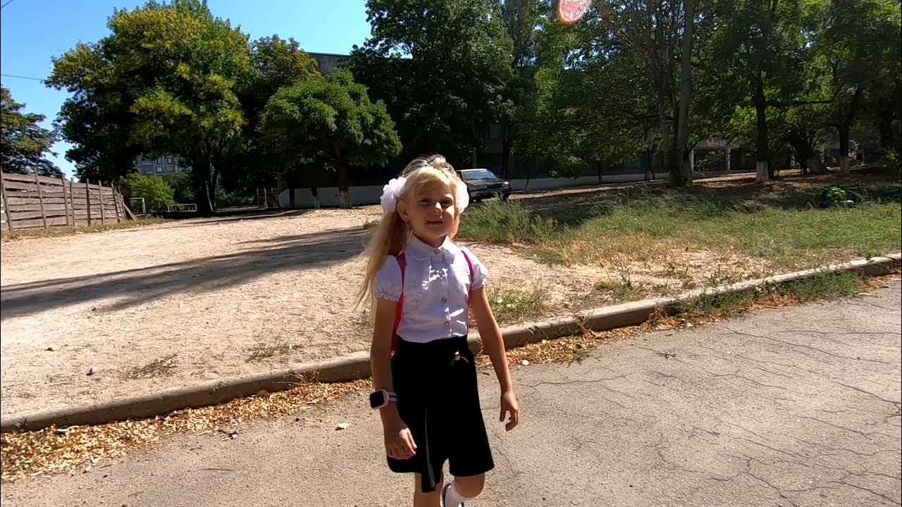 Настя пошла в школу. Настя шла из школы домой. настя шла из школы домой в школьном саду.