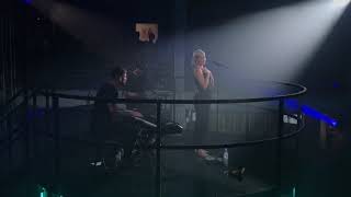 Anne-Marie - Don’t Leave Me Alone  (Live at Amazon Fashion Destination Denim in Berlin 26/10)