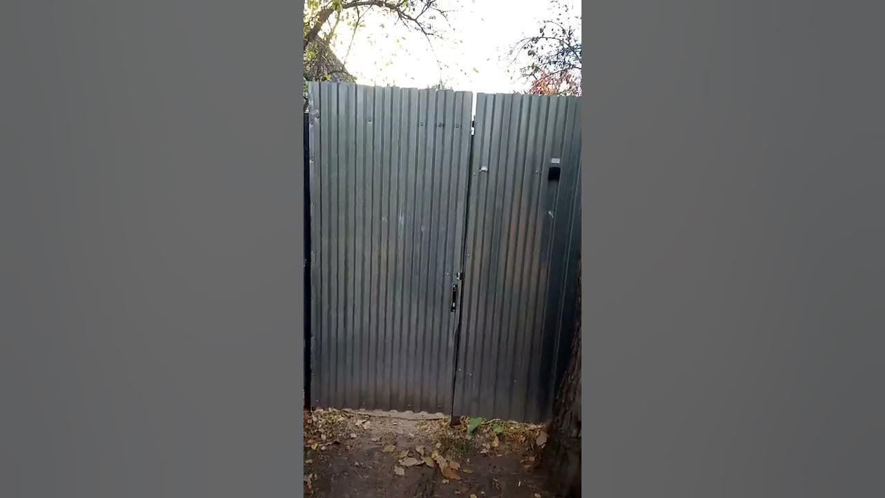 Как правильно сделать потайной замок на калитке из профнастила - YouTube