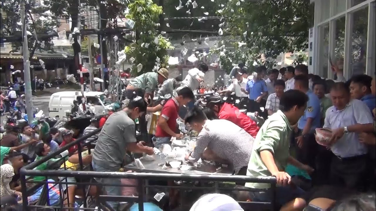 Cơn Mưa Tiền Lẻ từ trên nóc nhà cao tầng khiến hàng trăm người dân chờ ...