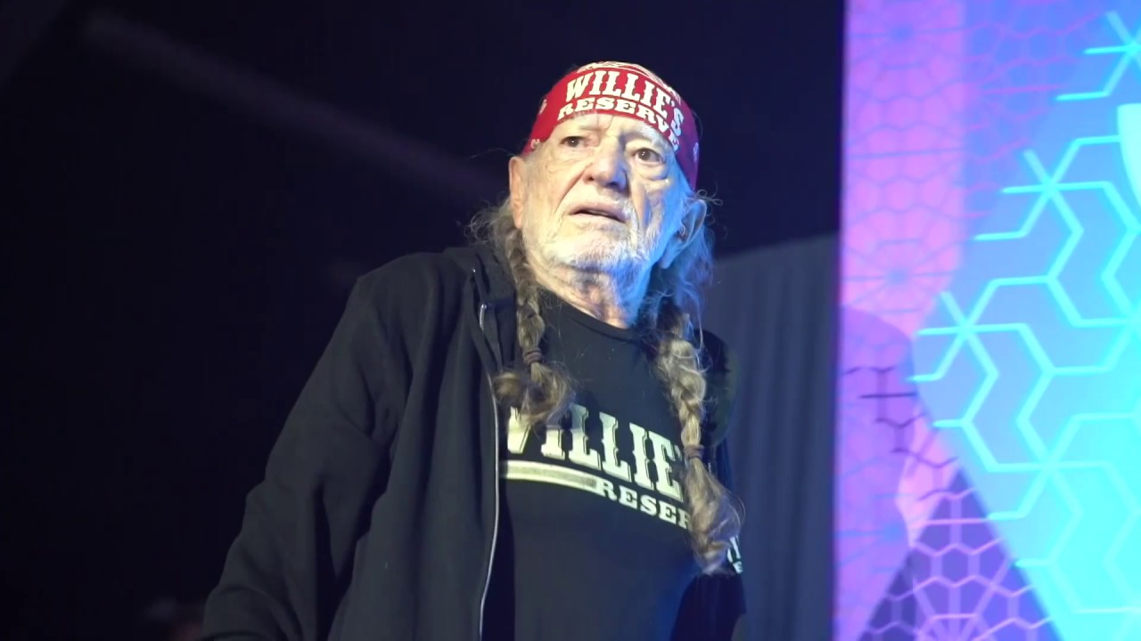 Willie Nelson Forgets his Award on Stage at The Emerald Cup 2018