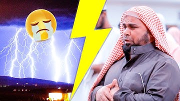 السماء تبرق وترعد وهو من تحتها يتلو باكيا سورة الرعد (مؤثر جدا جدا😭😭)